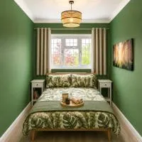 Home from Home - Shared Facilities - First Floor Room - Green Room - M25 A127 London 30 Mins Train, готель у місті Біллерікі