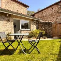 Superbe appartement avec jacuzzi et jardin privé โรงแรมในMarlhes