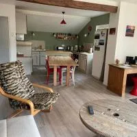 Au calme, en bord de rivière，位于Poncin的酒店