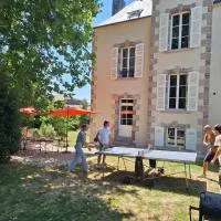 Gite de charme Le Quatre Feuilles, hotel em Montournais