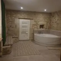 Appartement vue sur l'église Saint-Symphorien, hotel in Baugé-en-Anjou