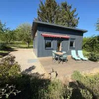 Chalet au calme avec terrasse sur belle propriété, מלון בSaint-Denis-sur-Ouanne