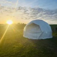 Ebb Dome at Estuary Escapes، فندق في كينغسبريدج