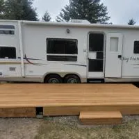 RV with Rocky Mountains View, hotel u gradu 'McBride'