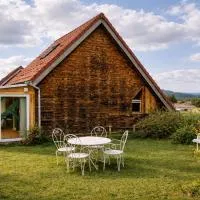 Chalet avec jardin et vue 6 personnes، فندق في Espezel