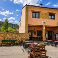 Hostal Restaurante Monterde de Albarracín, hotel v destinaci Monterde de Albarracín