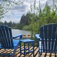 Alder Falls - Modern Woodland Retreat with Lake Access, AC, Fireplace, Patio, Sleeps 4 – hotel w mieście Shelton