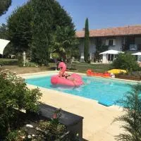 Chambre privée avec salle de bain, piscine chauffée 60km nord de Lyon, hotelli kohteessa Mogneneins
