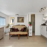 Lara Studio in Laugardalur valley, Reykjavík Central Park and Botanical Garden, Private entrance, FREE Private Parking on side, hotel sa Reykjavík
