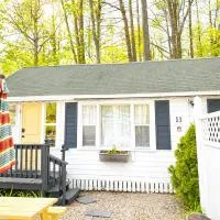 Cottage 11 - Year Round - Pet Friendly 50 Fee- 1 Bed 1 Bath w Courtyard,沃爾夫伯勒的飯店