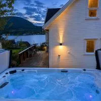 Scenic fjord home with terrace, minutes from Pulpit Rock – hotel w mieście Jørpeland