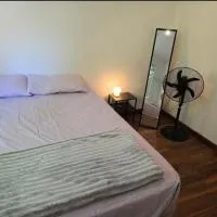 Room in a farm house near Kelmscott Train Station, hotel em Kelmscott
