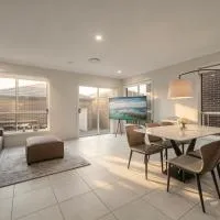 JC House - 4 Br, AC & Wi-Fi Close Coles & Train, хотел в Ingleburn