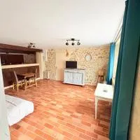 Charmant gite en pierre, hotelli kohteessa Gratot