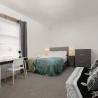 Luxury Haven 3-BDR House - Perefct for Contractors & Long Stays - Guests 8 - Hi-Speed Wi-Fi - Private Garden - Free Street Parking, hotel em Denton