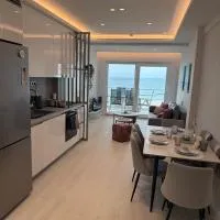 Sea View Luxury Apartment Beachfront 3BR, hotelli kohteessa Agía Triás