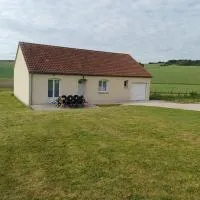 La petite maison 7 pers proche nigloland au calme, hotel en Buchey