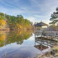 Spacious Lakefront, hotel in Fayetteville