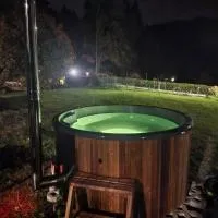 Cozy Apartment in Krkonoše with Hot Tub, hotel en Vítkovice