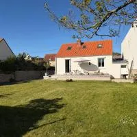 Maison semi individuelle avec jardin、アンブレウーズのホテル