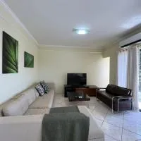 Apto no Centro de Guaíra com ar condicionado na sala e quarto, hotel sa Guaíra