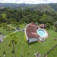 Casa Merak Villa privada con piscina y naturaleza en Oiba، فندق في Oiba
