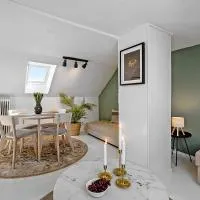 Small, cozy penthouse with free parking, hotel i Aalborg