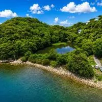 Large Beachfront Island Villa Sleeps 12 Ideal for Groups, Hotel in Bizen
