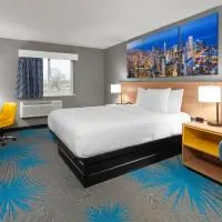 Days Inn by Wyndham Waukegan Great Lakes-Free Breakfast and Naval Base Shuttle، فندق في ووكيغان