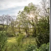 Dom z rustykalną duszą- 4 pokoje - dla 8 - 9 osób, przy granicy, nad rzeką Nysą, z salonem kuchnnym, jadalnią, z dostępem do partyroom, tarasem z widokiem na rzekę,, hôtel à Brożek