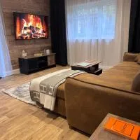Stylish Norfolk Lodge with Private Hot Tub, hotel Cawstonban