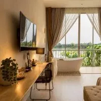 White Wall Riverfront Hotel, готель у місті Кампхенґпхет