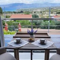 Sunny Home Loutraki is a modern studio with views of the bay and mountains with private parking, hotel a Isthmia