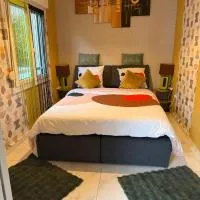 Sirine57 Charming House for 5 Guests Large Private Parking for Cars Vans, hotel en Florange