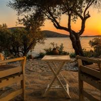 Secluded Seafront Stay with Private Beach in Samos: Sisam'da bir otel
