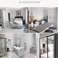 Modern & Stylish Bachelor Flat, hotel i Burgersdorp