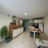 Charmant appartement à la ferme, khách sạn ở Puygouzon