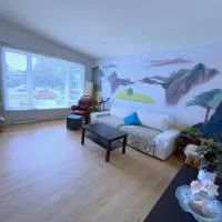 Bright Private Room near Montreal Fast WiFi, hotell i Brossard