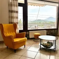 Lemon & Light Bright Apartment with View and Fireplace, hotel 