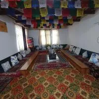 White rose homestay, hotelli kohteessa Kaza