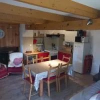 Charmant chalet Guzet avec cheminée, option draps - Les 4 Chouettes, hotel em Ustou