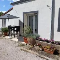 studio Lise Marion, calme,climatisé, parking privé、Longeaultのホテル