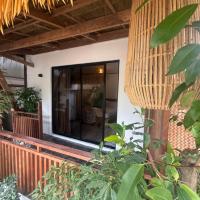 Bungalow Garden at Zhayas Beachfront Cabin, hotel in El Nido