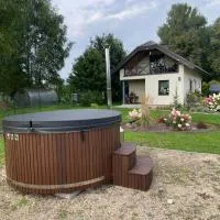 Tīnūži में, होटल Laukakmeņu oāze - holiday house with sauna and hot tub