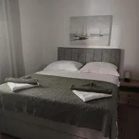 Spacious Family Apartment with Terrace & Parking, hotel di Kaštela
