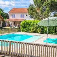 Grande Maison dans les Landes pour 10 pers avec piscine et salle escalade unique, מלון בLue