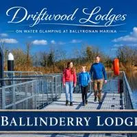 Driftwood Lodges - On Water Glamping - Ballinderry Lodge, hotel en Magherafelt