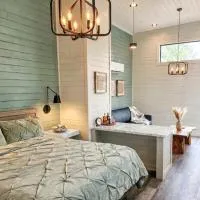 TH24 Midnight Moon Tiny Home - 15 min to Sedona, hotel di Cottonwood
