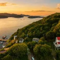 Designer Island Villa with Panoramic Sea Views, hotel en Bizen