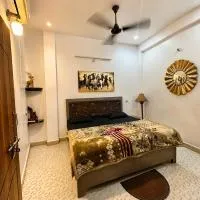 Luxury 2BHK homestay near Triveni Sangam Kumbh & Magh Mela Prayagraj GF3，Prayagraj的飯店